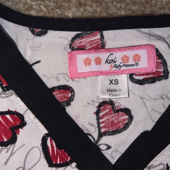 Koi Red Heart Women’s Fitted Scrub Top size XS - Picture 3 of 5